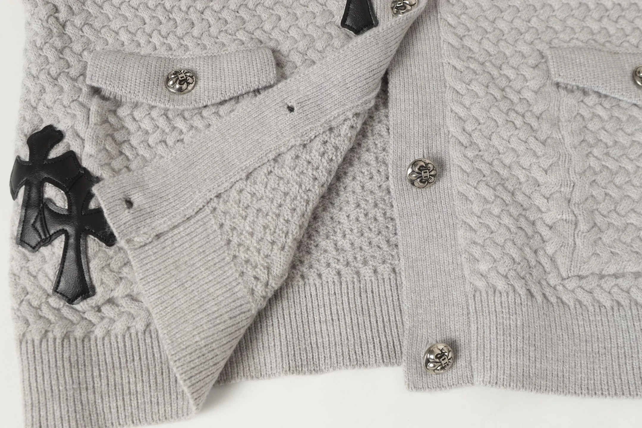 P300 #M904 - Chrome Hearts/Chrome Hearts Heavy Industry Sanskrit appliquéd embroidered cardigan knitted sweater - High weight, high density and high quality. The wool is soft, delicate and skin-friendly. It feels soft and silky. It has excellent warmth and skin-friendly properties. - Customized weaving and dyeing, no color difference. No matter the fabric or workmanship details, it is the ordinary version on the market. - Hardware zipper accessories are all customized, full of details -Colour: light gray black -Size: S M L XL
